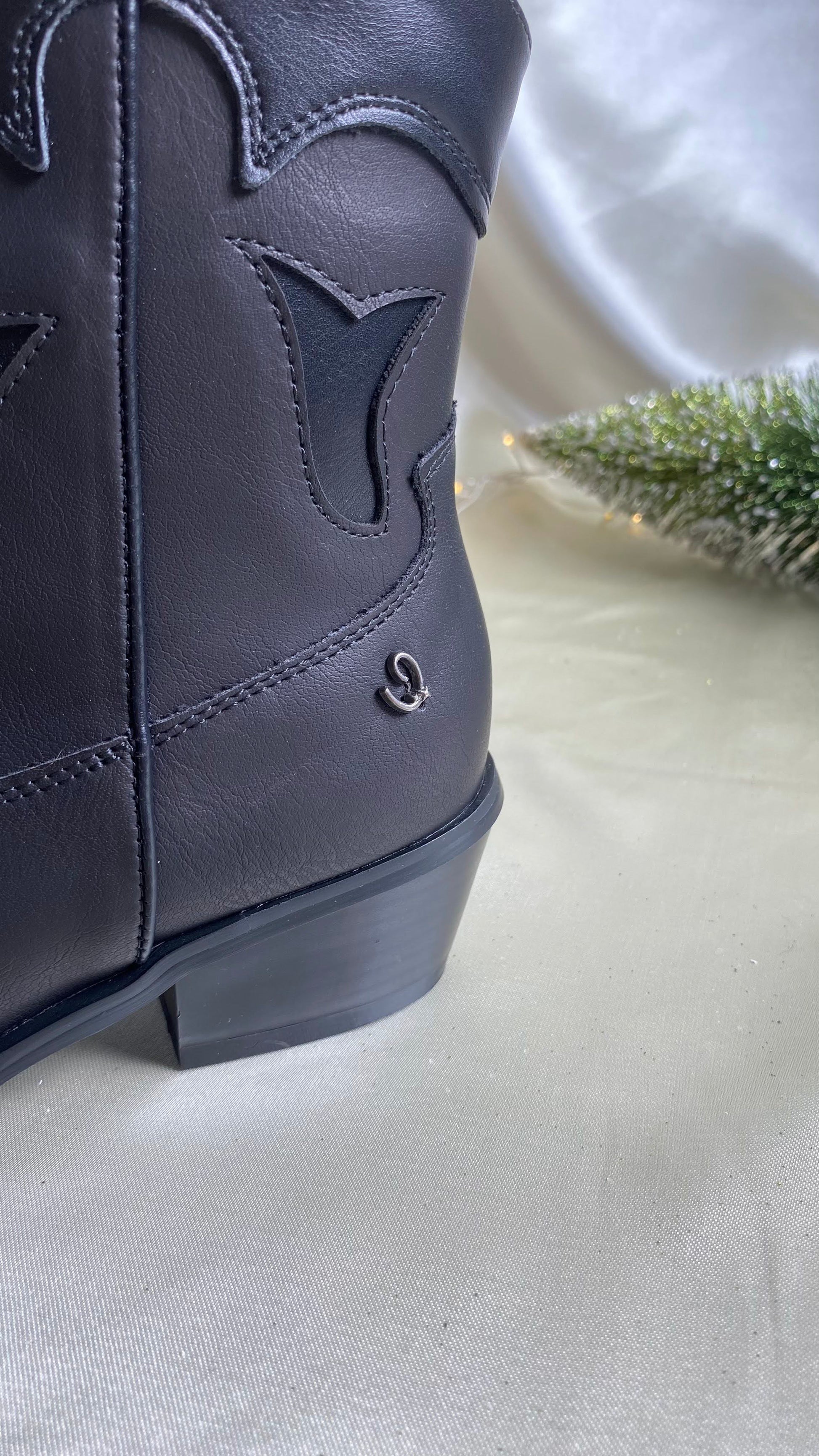 Botines Coral HOWDY ALL BLACK PU TM