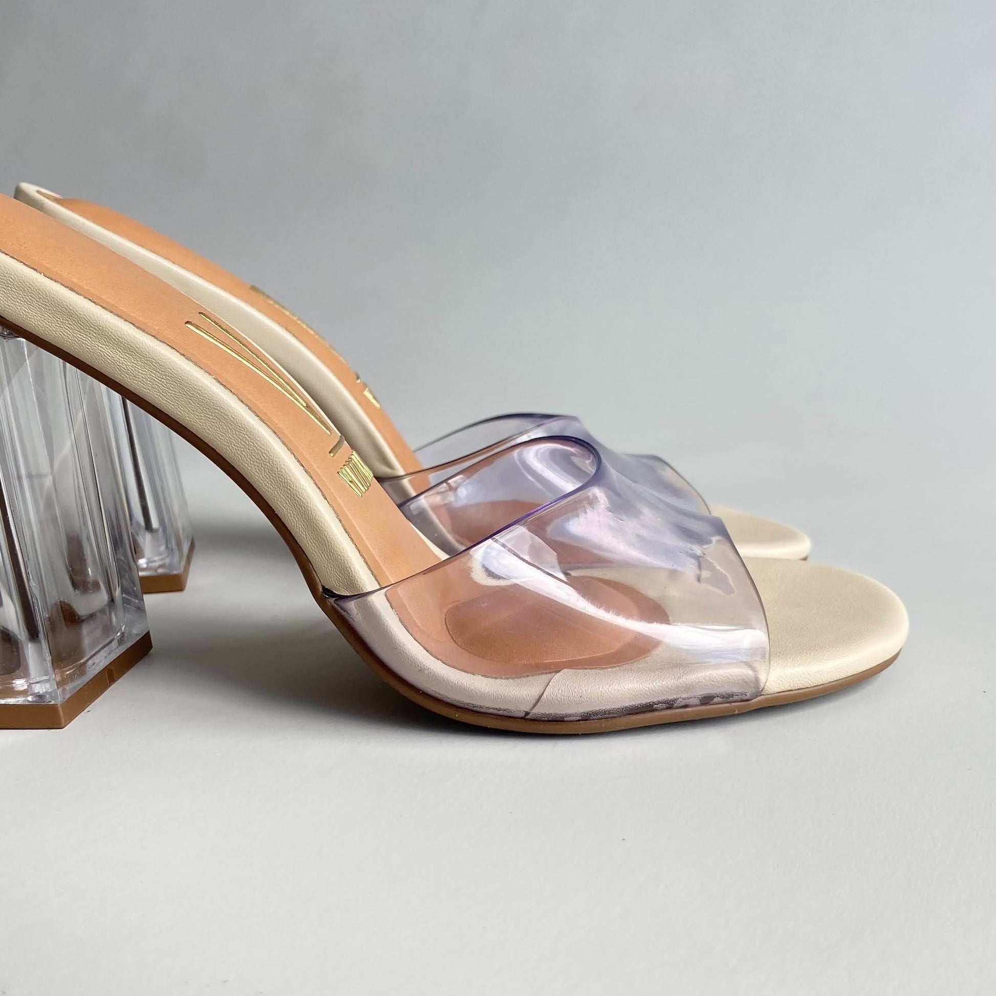 Sandalias de tacón transparente crema Vizzano