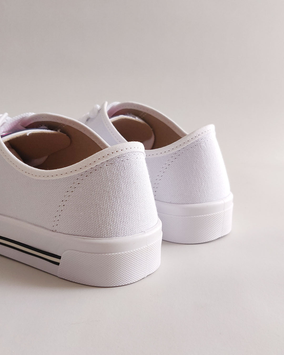 Tennis blancas black stripe Moleca