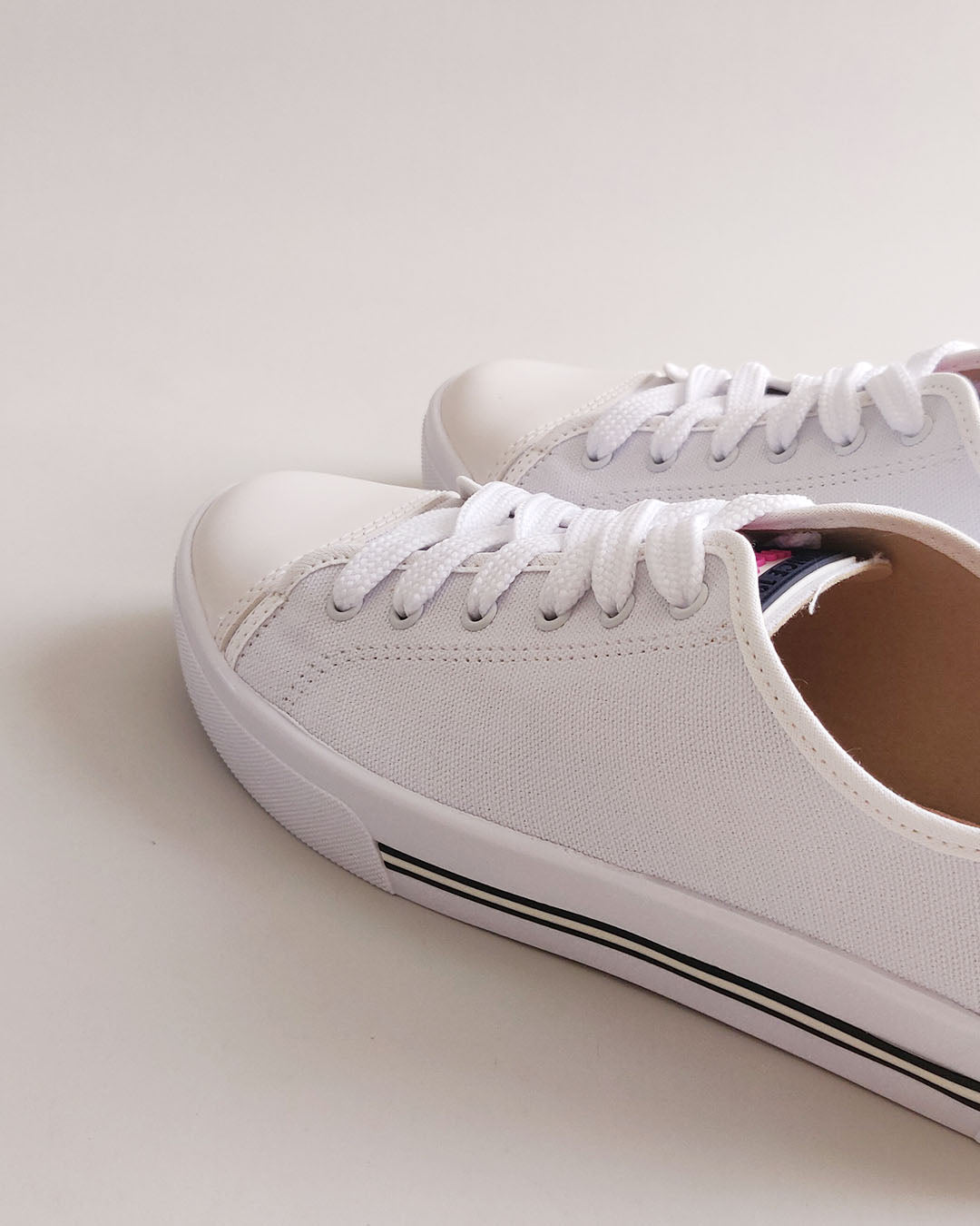 Tennis blancas black stripe Moleca