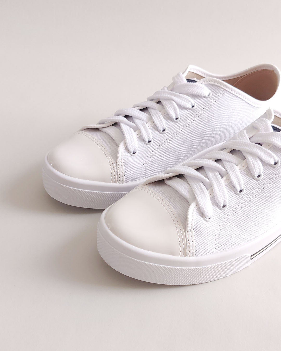 Tennis blancas black stripe Moleca